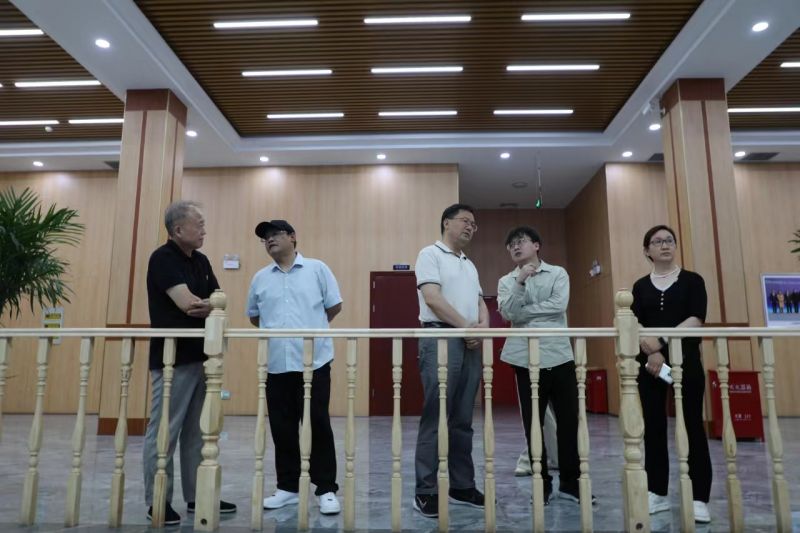 工信部產(chǎn)業(yè)政策與法規(guī)司原巡視員、先進(jìn)制造商學(xué)院總裁四班班主任辛仁周一行到順成集團(tuán)走訪